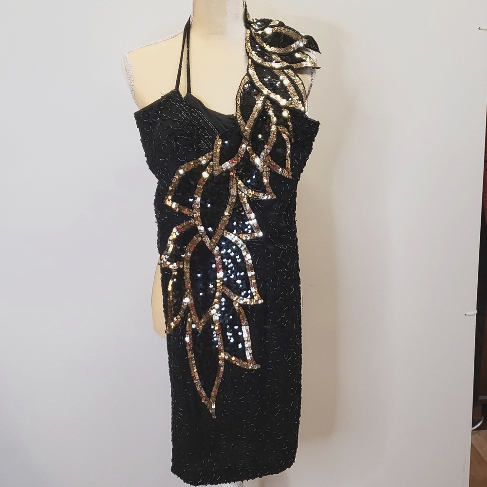 Vintage SZ6  black beaded silk with gold  Sequent leaves.    E98